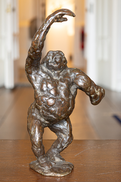 Seated Gorilla, Right arm raised